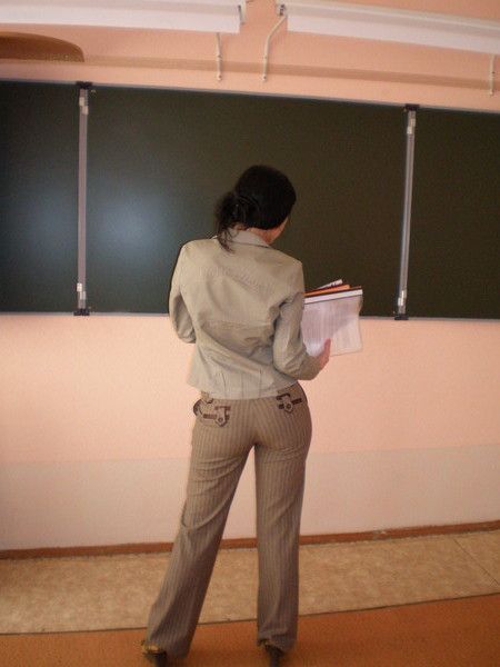 Учитель связывает студентку в униформе и ебет в рот