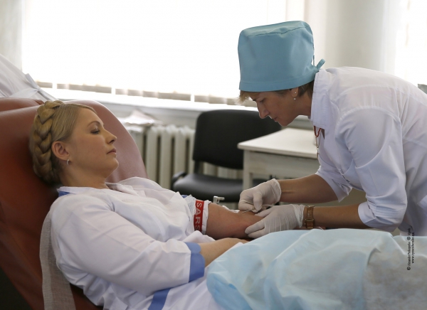 Тимошенко и нардепы из &quot;Батькивщины&quot; сдали кровь для украинских военнослужащих