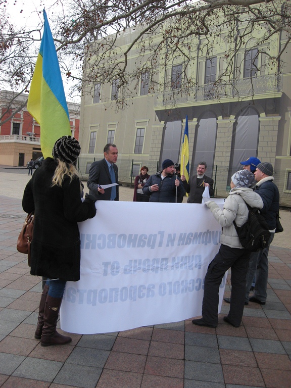 Активисты требуют от депутатов горсовета вернуть аэропорт &quot;Одесса&quot; в собственность города