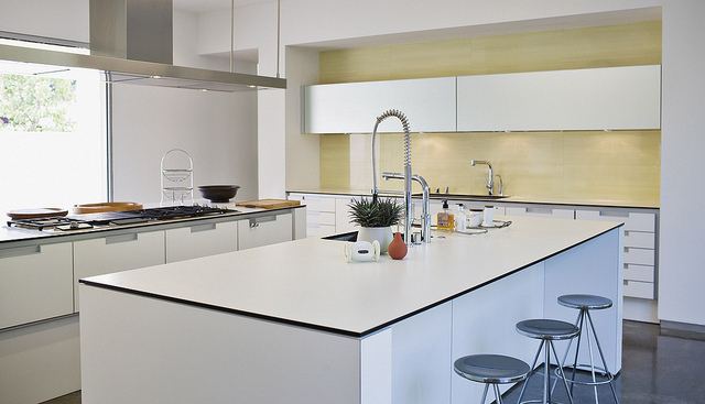 белая кухня в стиле минимализм фото