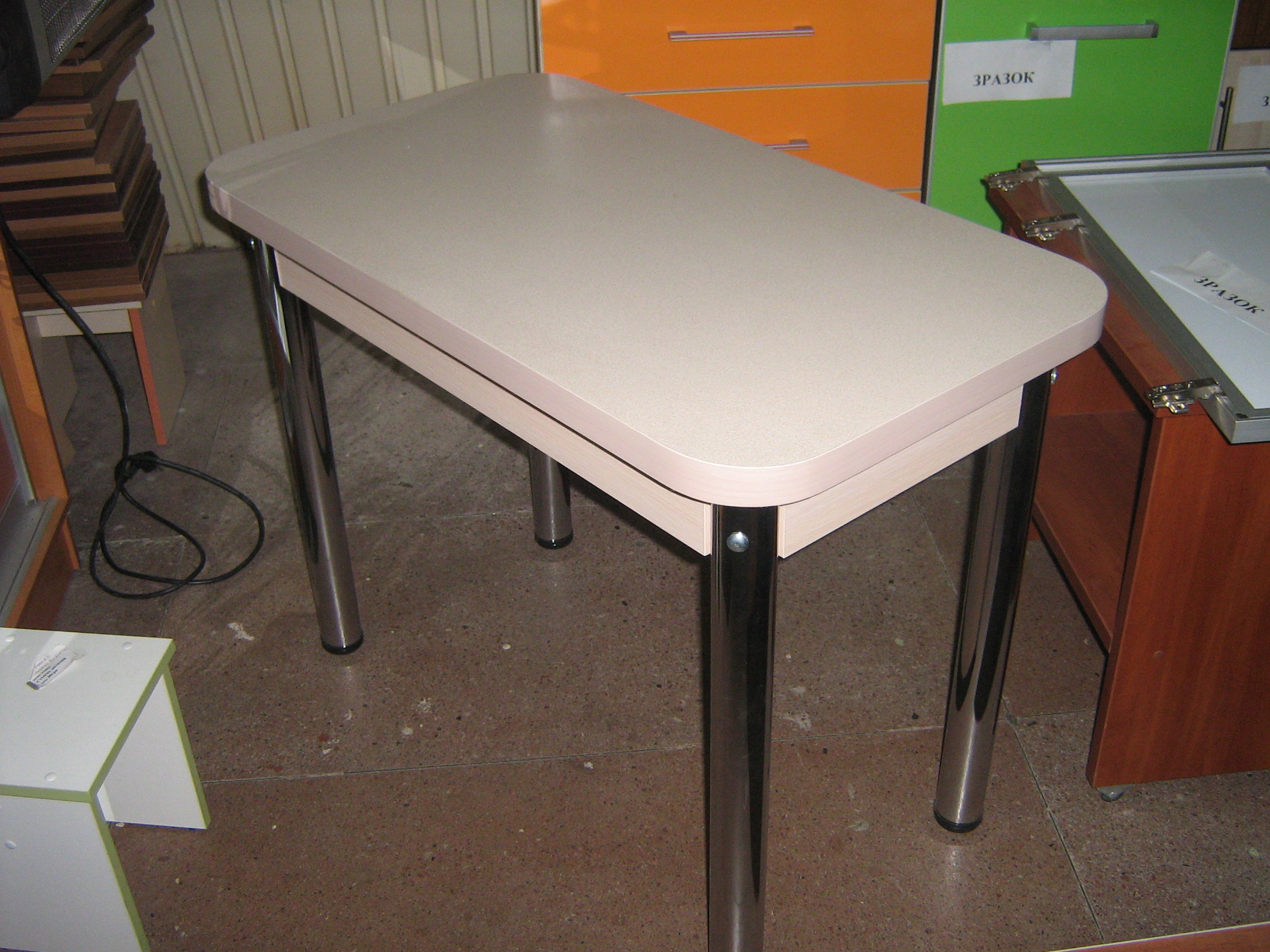 Стол для кухни б у. Кухонный стол б/у. Кухонный стол из МДФ. Кухонные столы ДНР. Кухонный стол премиум.