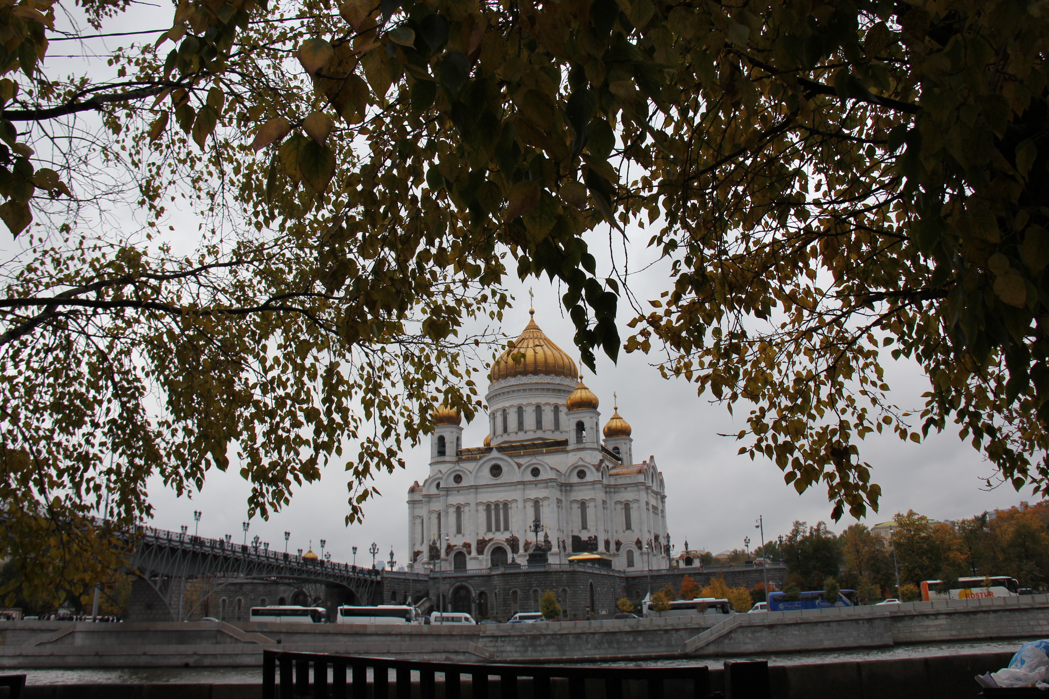 Храм христа спасителя метро. Кропоткинская храм Христа Спасителя. Станция Кропоткинская храм Христа Спасителя. Станция метро Кропоткинская и храм. Кропоткинская станция метро храм Христа Спасителя.