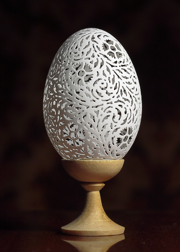 резные пасхальные яйца. ажурное яйцо. интересные сюжеты на ажурных яйцах пасхальные. яйцо ажурное гравировка. ажурные яйца.