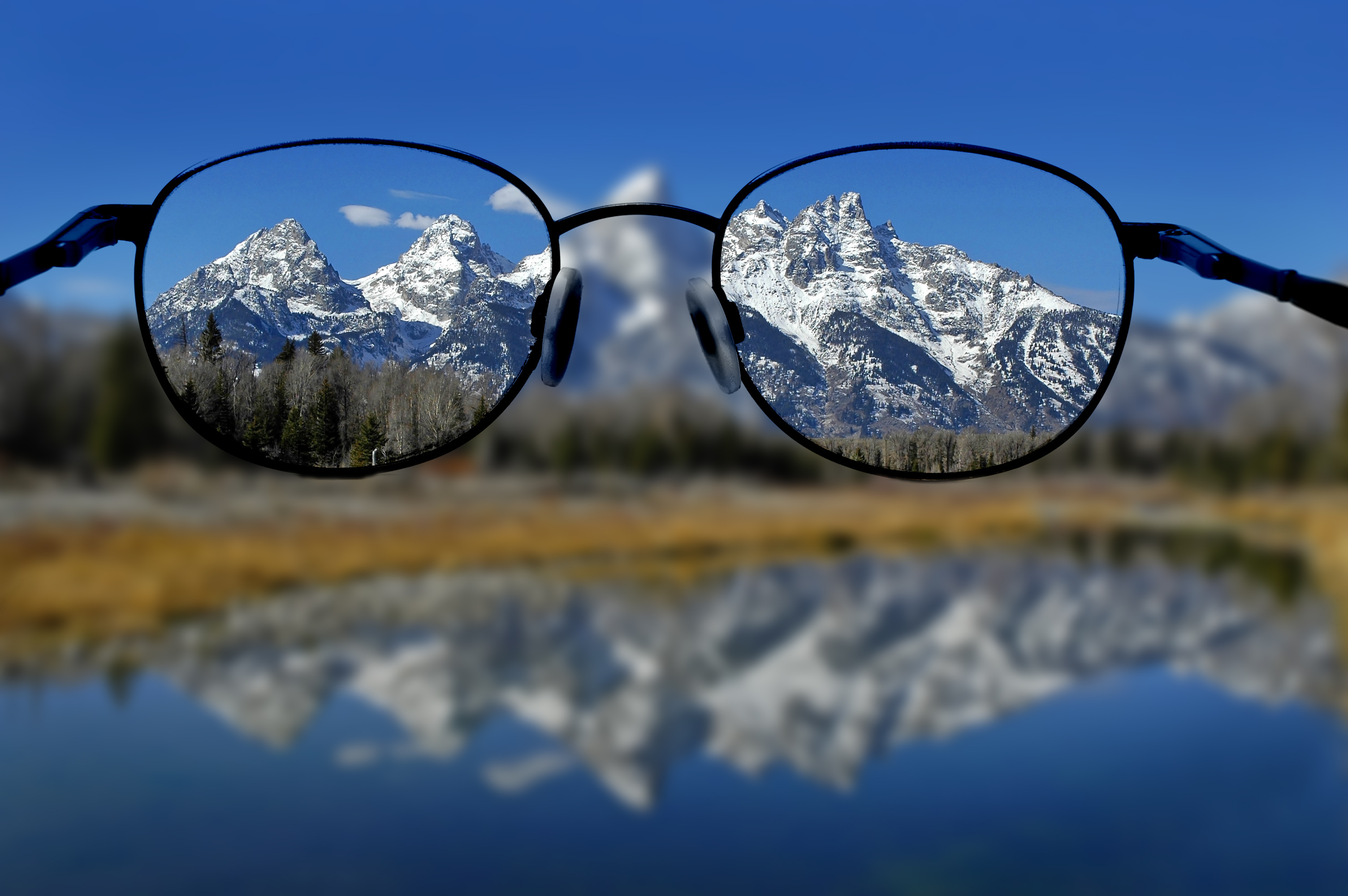 В очках лучше видно. Очки для близорукости. Отражение гор в очках. Через очки. Зрение.