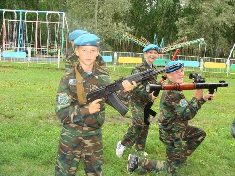 Военно патриотическое воспитание. Военно патриотическое воспитание детей. Военно-патриотический дух. Военно патриотическое воспитание детей Германия. Оружие солдата матроса.