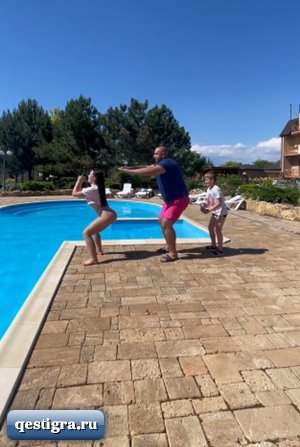 Жемчуговы отдыхают семьей на море