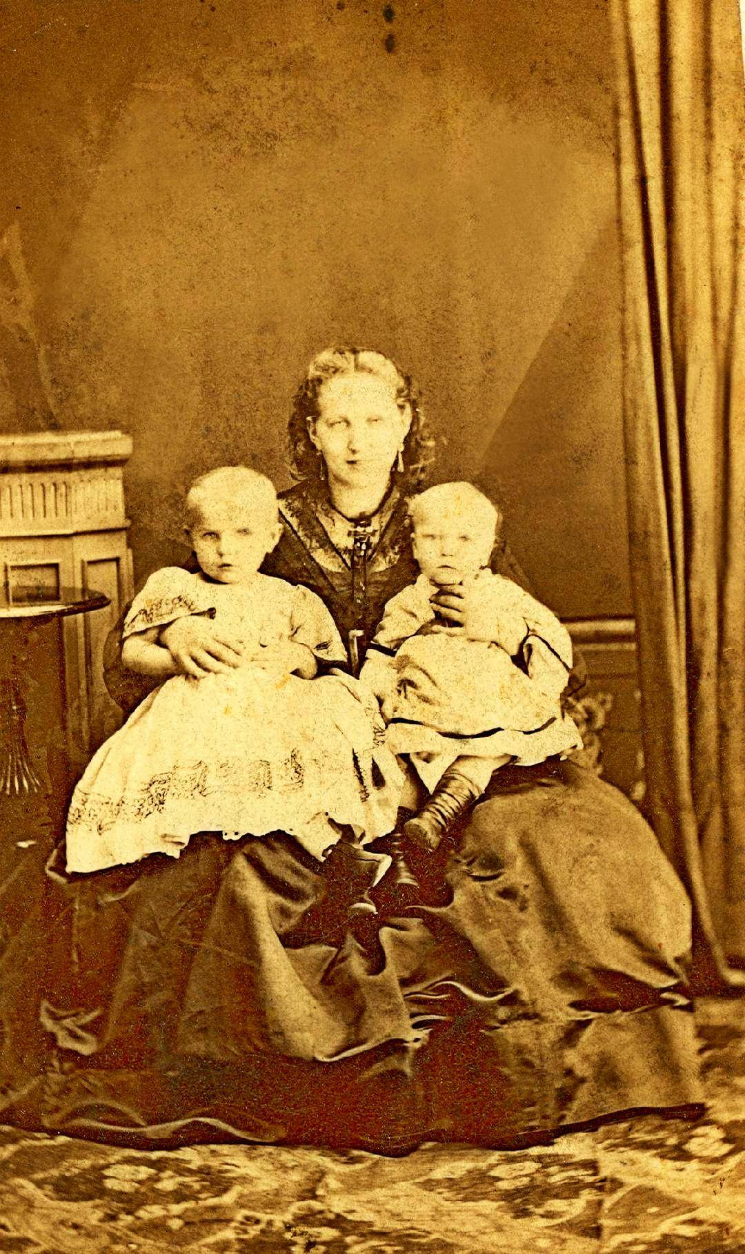 Амалия Эдуардовна Вейерсберг (ур. Ландезен) с доч. Викторией и сыном Робертомl.jpg