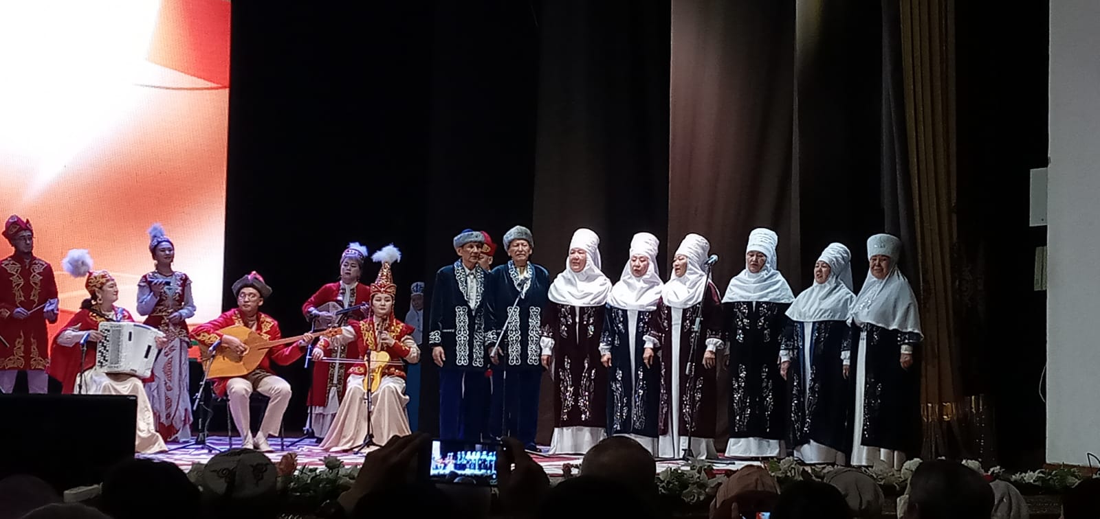 Халықтық «Ахау Семей» ансамблінің 20 жылдық мерейтойына арналған « Халық әні- Қазынам» атты концерті өтті.