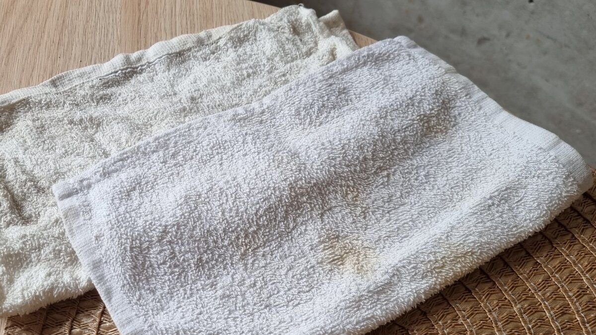 Быстро отбелить полотенца в домашних условиях. Промывка полотенец. Как отстирать кухонные полотенца. Фото куча грязных махровых полотенец. Как в кальцинированной соде постирать кухонные полотенца.