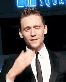 tom-hiddleston-kiss.gif