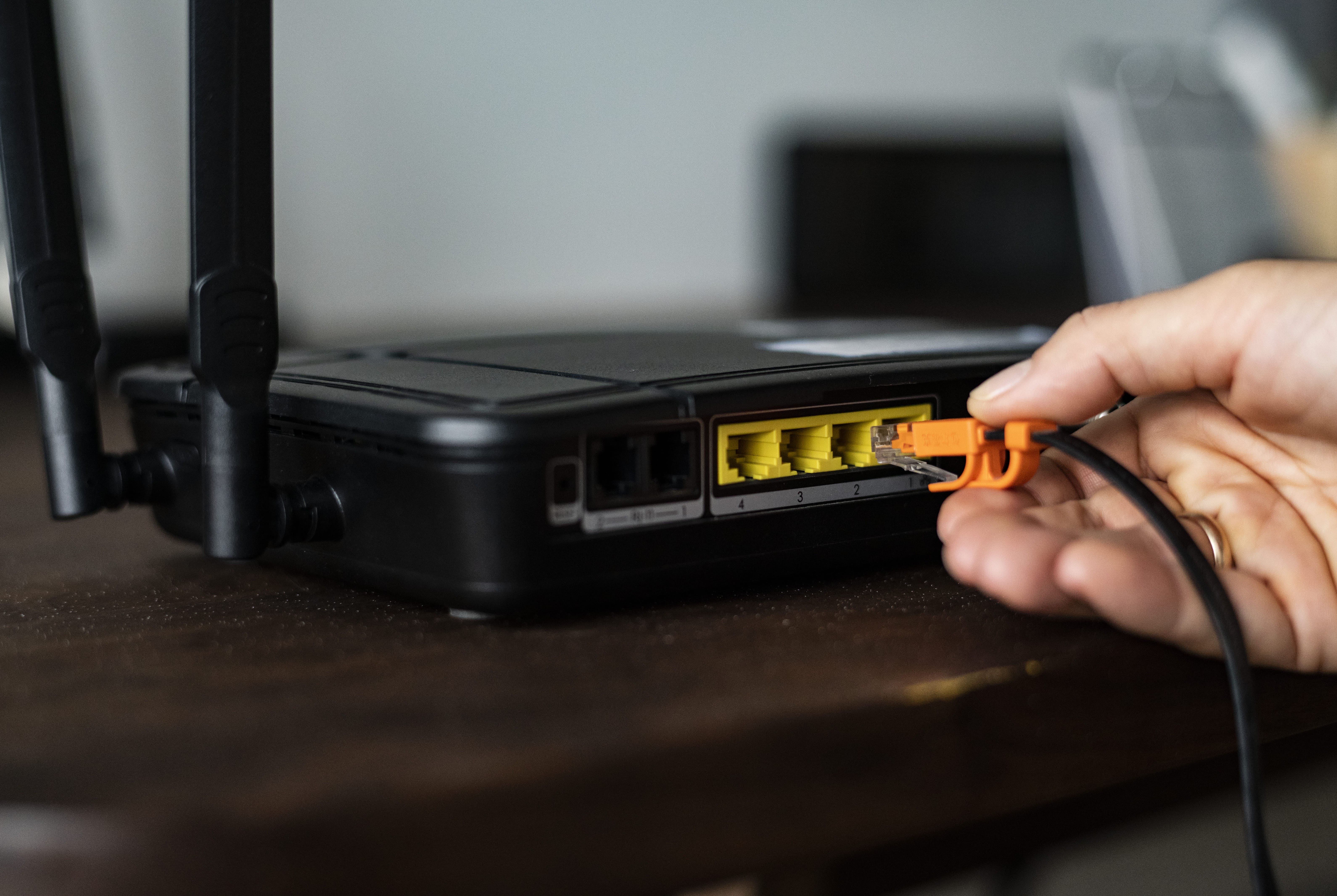 Роутер в который вставляют провод