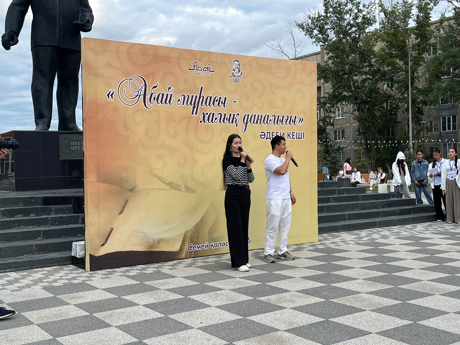 Семейде ашық аспан астында әдеби кеш өтті