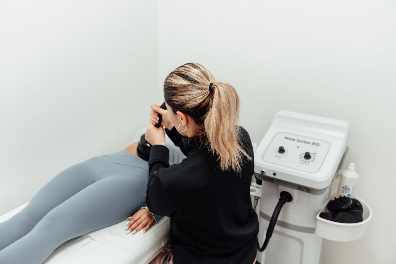 Подтяжка без операции: как RF-лифтинг помогает контуру тела