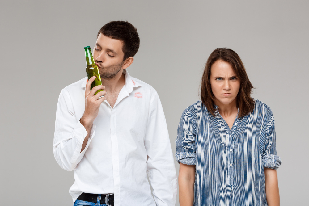 Молодая женщина ссорится, злится на пьяного мужа