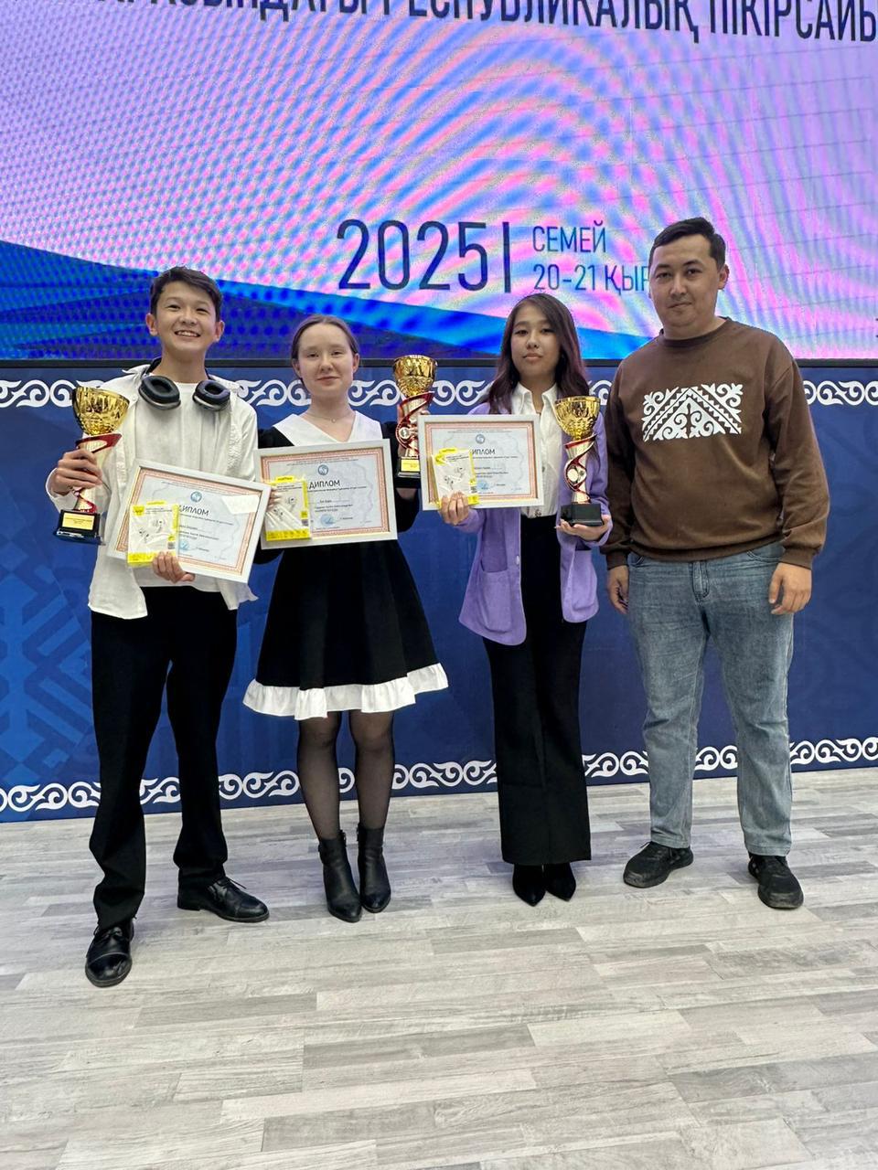 СЕМЕЙДЕ ОҚУШЫЛАР АРАСЫНДА РЕСПУБЛИКАЛЫҚ ПІКІРСАЙЫС ТУРНИРІ ӨТТІ