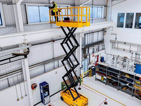 Работа подъемника в цеху