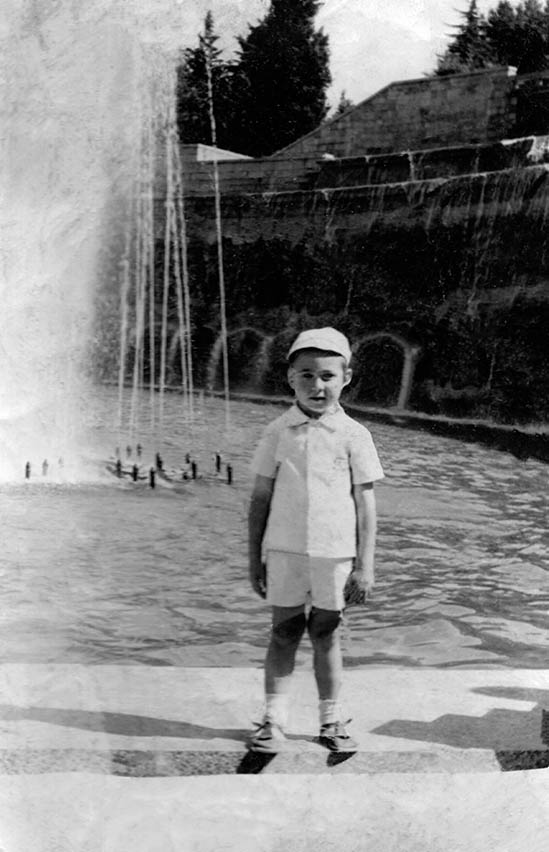 В Тбилиси у фонтана