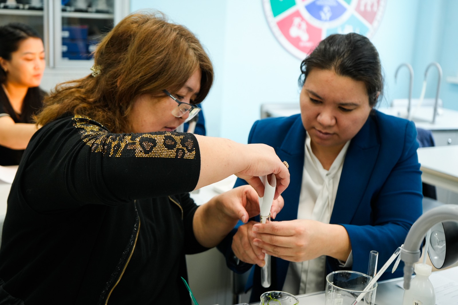 NIS Семейде «Келешек мектептері» педагогтері заманауи зертхана мүмкіндіктерімен танысты