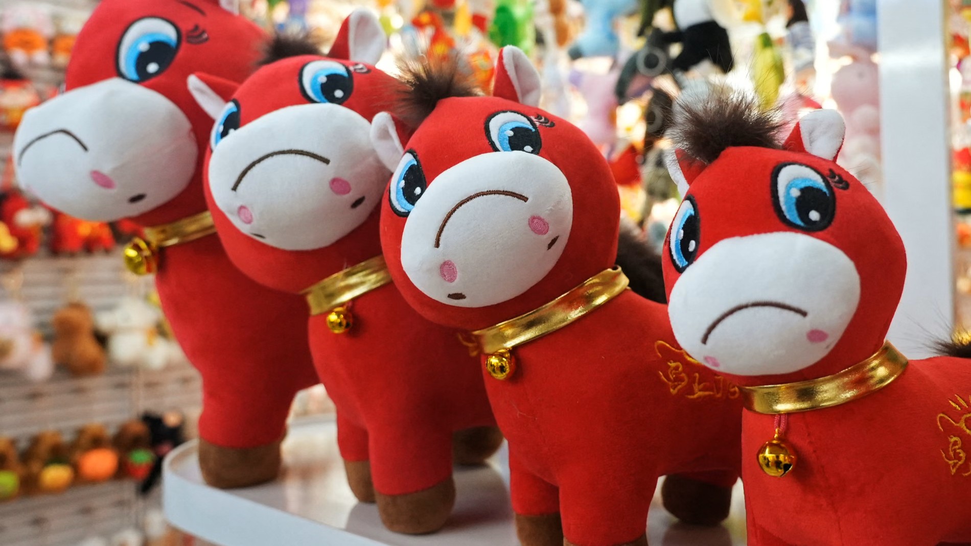 «Гений конюшни»? Как бракованная игрушка «плачущая лошадь» стала вирусной в Китае - Такое кино