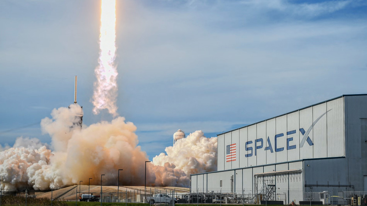 Илон Маск объединяет SpaceX со своей компанией в сфере искусственного интеллекта xAI - Такое кино