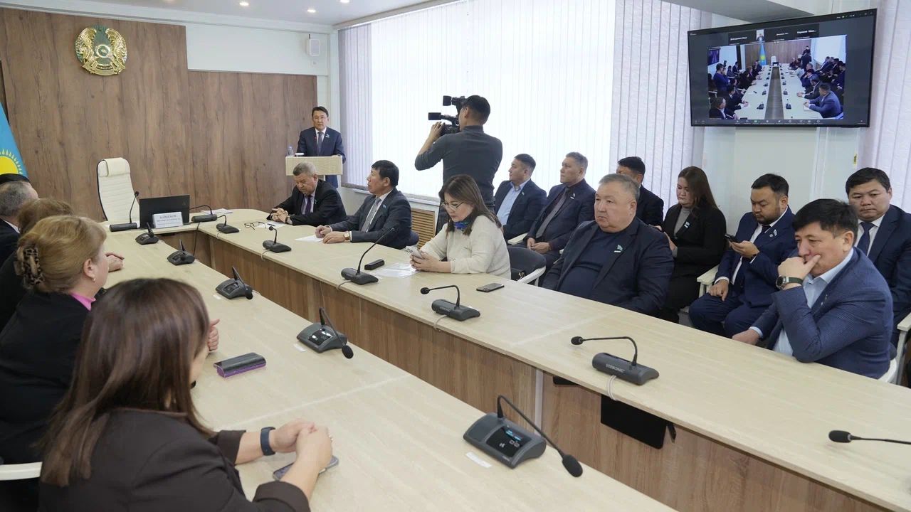АБАЙ ОБЛЫСЫ МӘСЛИХАТЫНДА ЖАҢА КОНСТИТУЦИЯ ЖОБАСЫ ТАЛҚЫЛАНДЫ