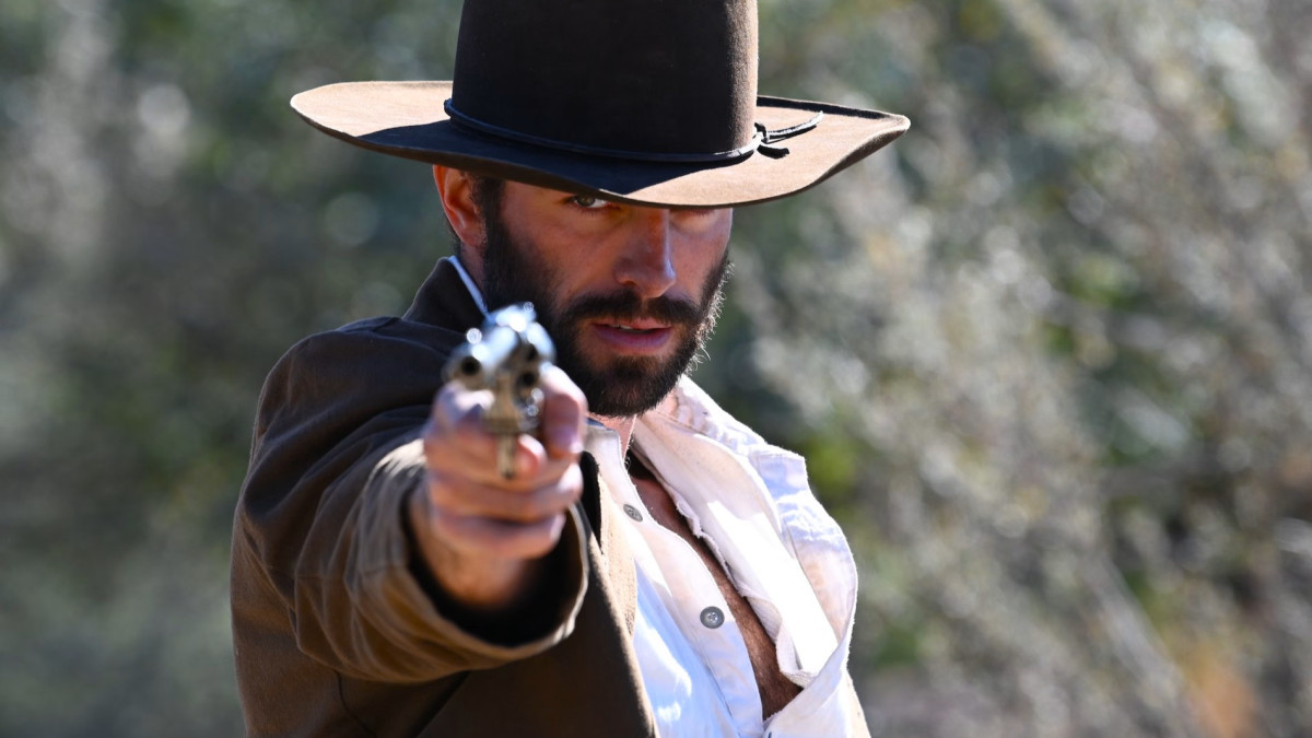 Frontier Crucible: Арми Хаммер совершает осторожное возвращение к актерской игре в разговорном вестерне с медленным развитием сюжета - Такое кино