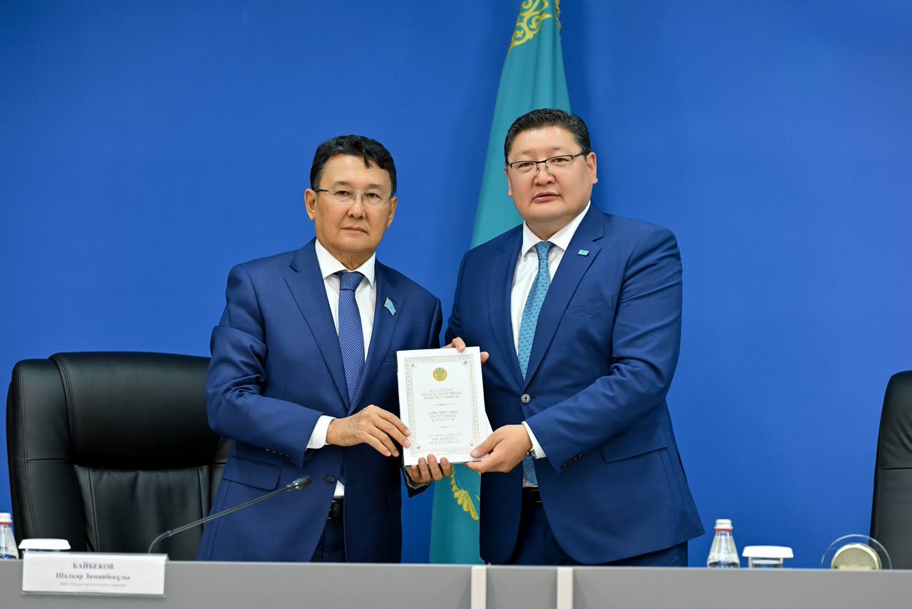 Абай облысында жаңа Конституцияның ресми басылымын табыстау рәсімі өтті